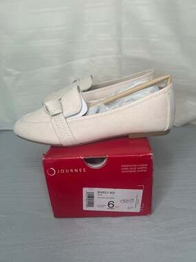Journee Collection Marci Women's Bone Faux Suede Round Toe Knot Loafer Flat 6 W